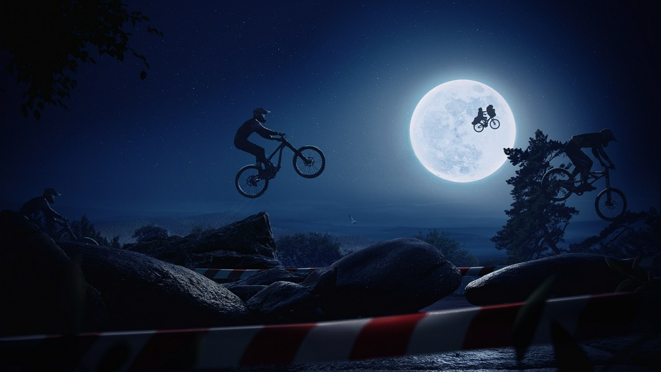 Велосипедист, прыгающий