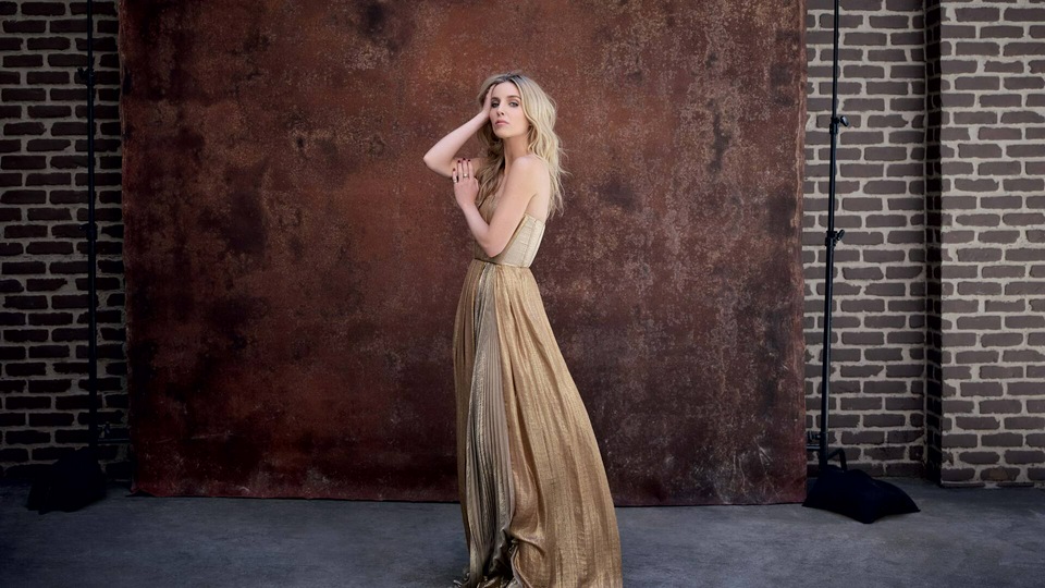 Аннабель Уоллис