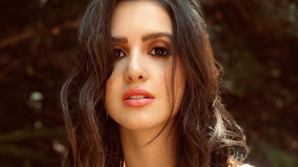 Журнал Laura Marano Miami Living Magazine