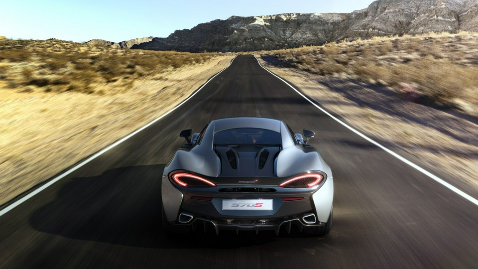 Mclaren 570S на пустынной дороге