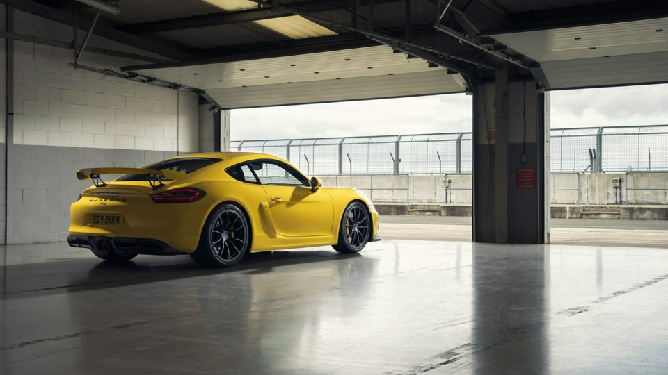 Спортивный Porsche Cayman GT4