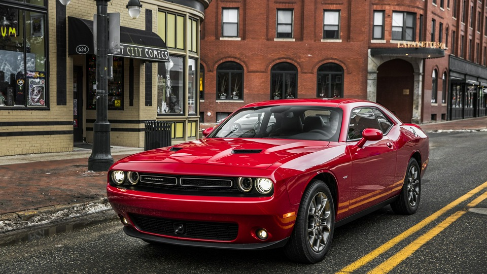 Красный автомобиль Dodge Challenger