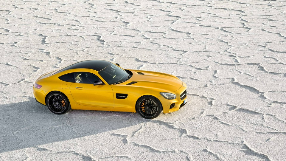 Желтый Mercedes Benz Amg GT