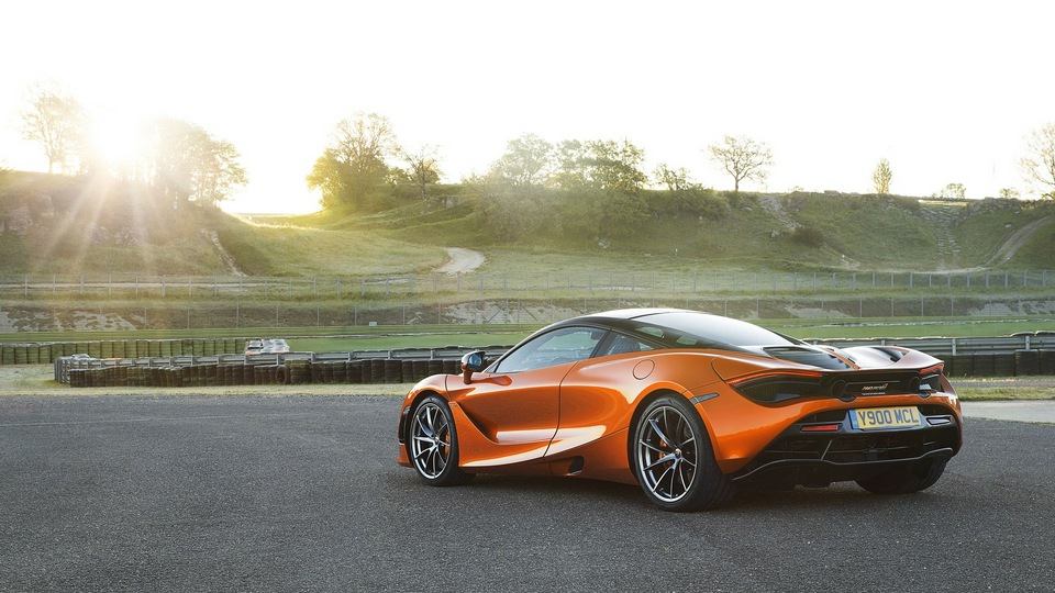 2018 McLaren 720S сзади