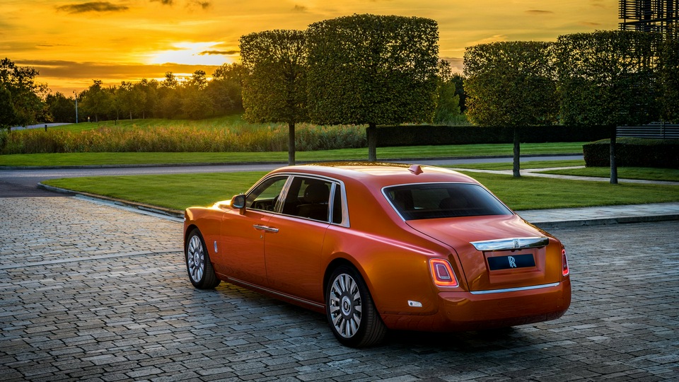 Rolls Royce Phantom EWB 4k сзади