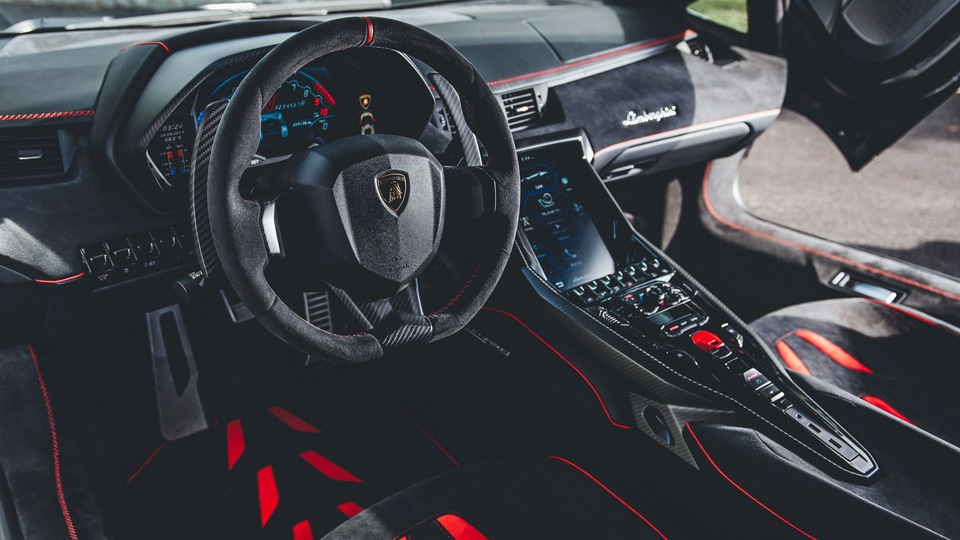 Интерьер купе Lamborghini Centenario