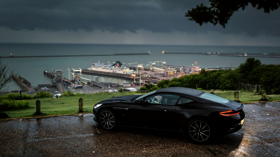 Aston Martin Db11 Дождь на Улице На Природе