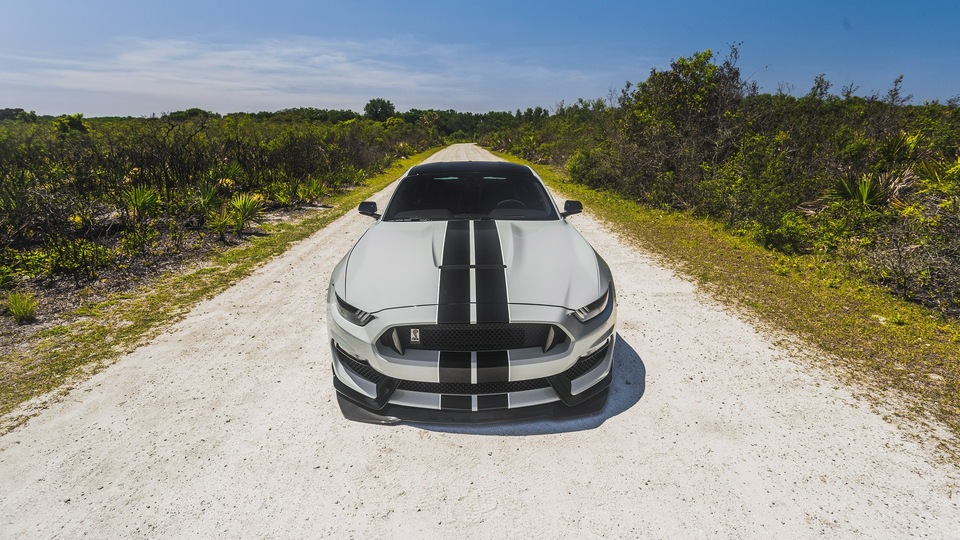 Белый мускул-кар Ford Mustang