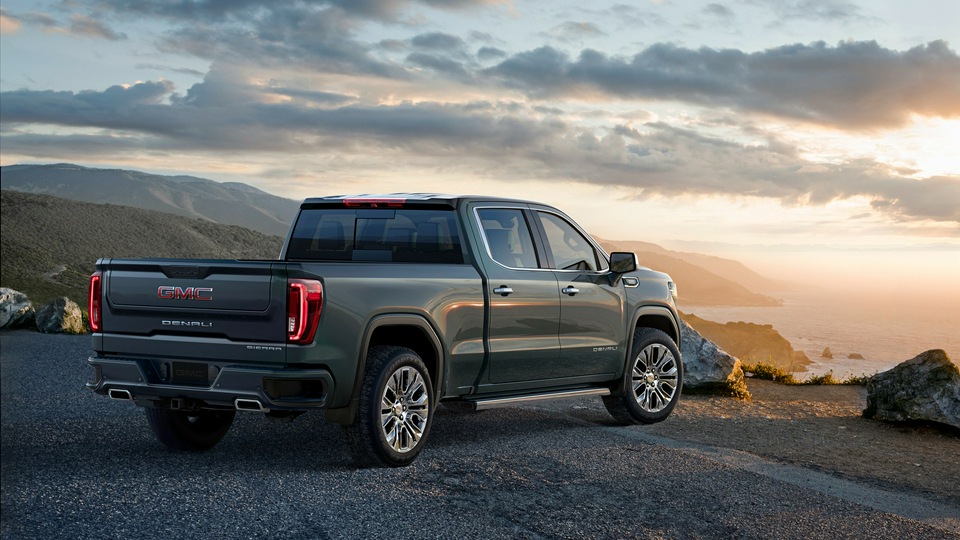 Задняя сторона GMC Sierra 2019 года выпуска