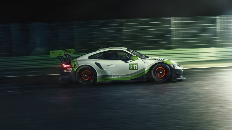 Porsche 911 GT3 R 2018 Вид сбоку