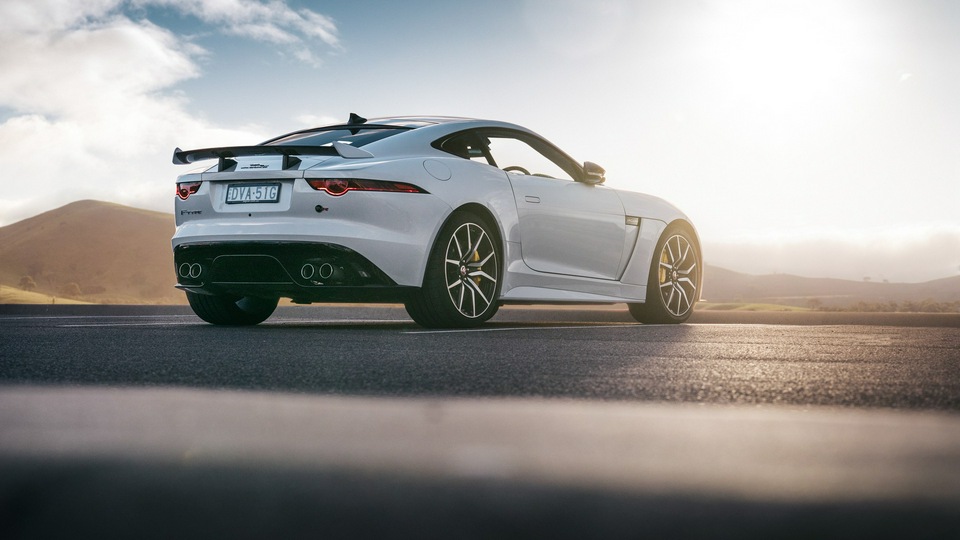 Jaguar F Type SVR Coupe 2018 сзади 4k