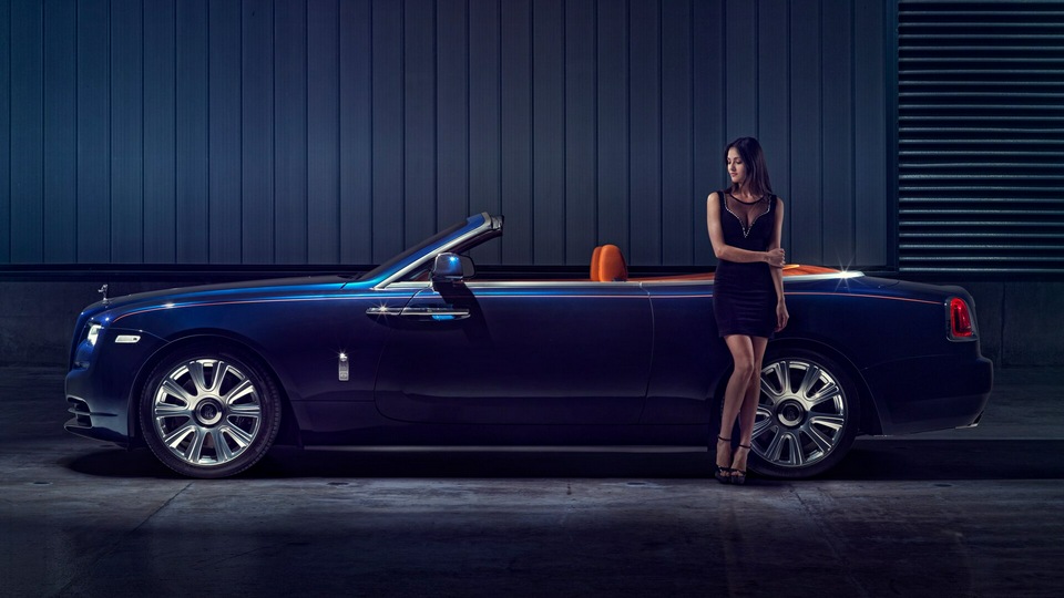 Модель Rolls Royce Dawn позирует