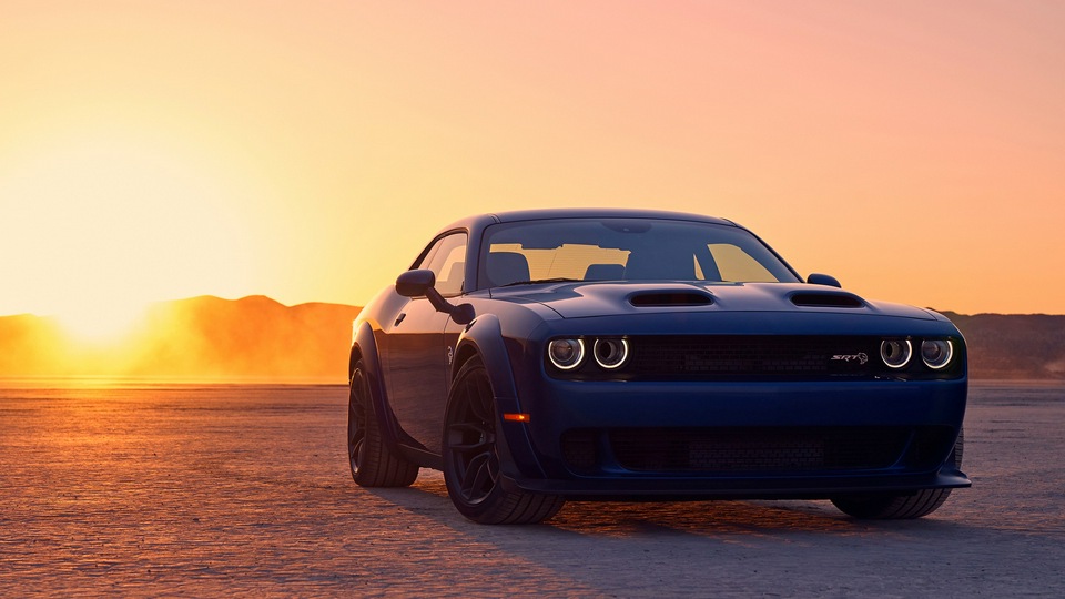 Широкофюзеляжный автомобиль Dodge Challenger SRT Hellcat 2018 года выпуска