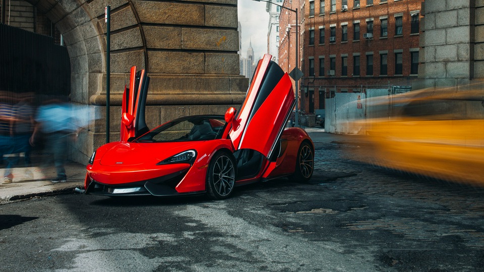 Красный McLaren 570S Spider