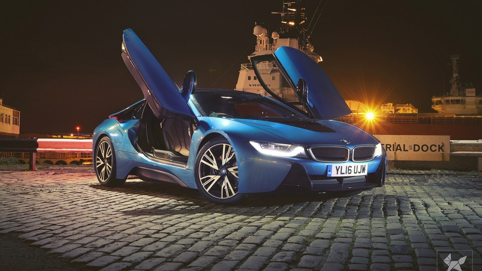 Двери BMW I8 открыты