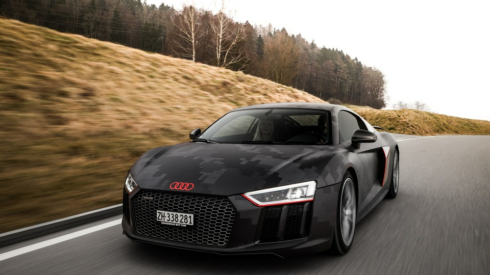 Черный Audi R8 V10 Plus