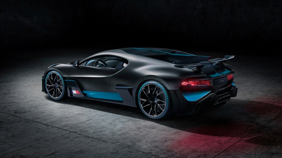 2018 Bugatti Divo Вид сзади сбоку