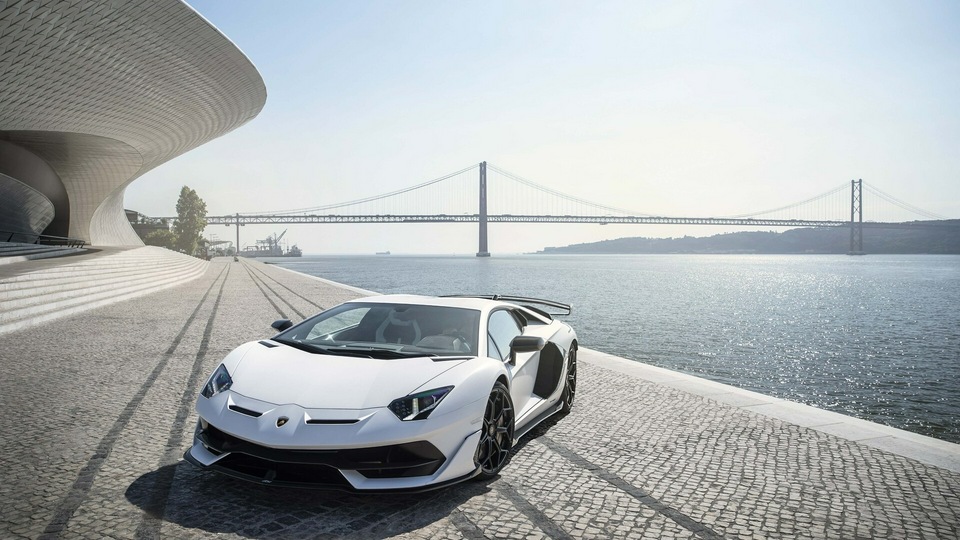 Lamborghini Aventador SVJ белый Лиссабон 5k