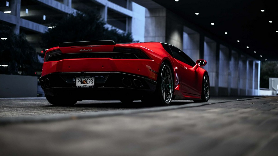 Красный Lamborghini Huracan сзади