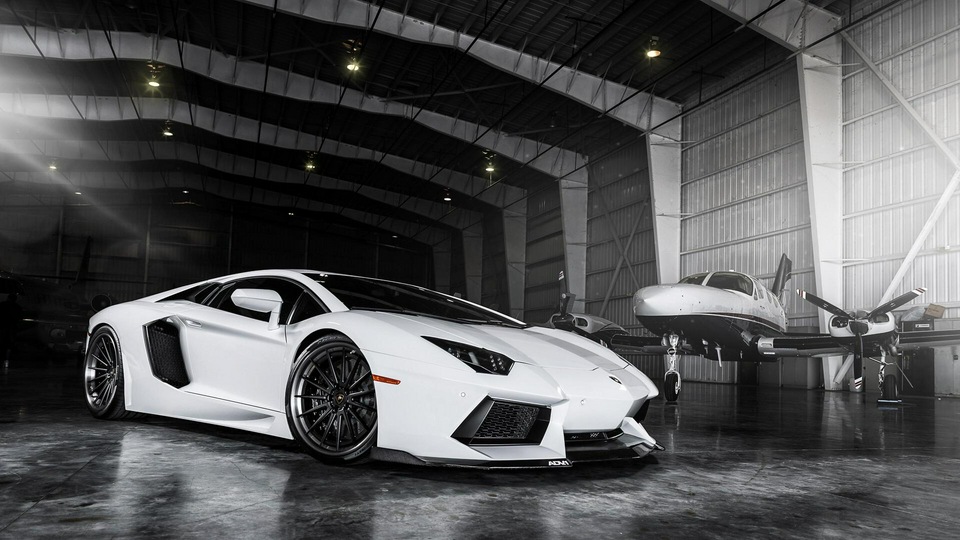 Родстер Lamborghini Aventador в самолетном ангаре