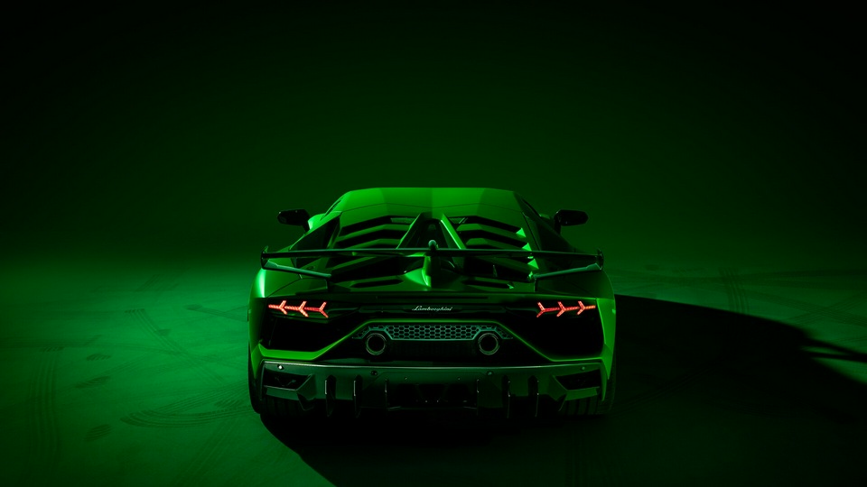 Lamborghini Aventador SVJ сзади