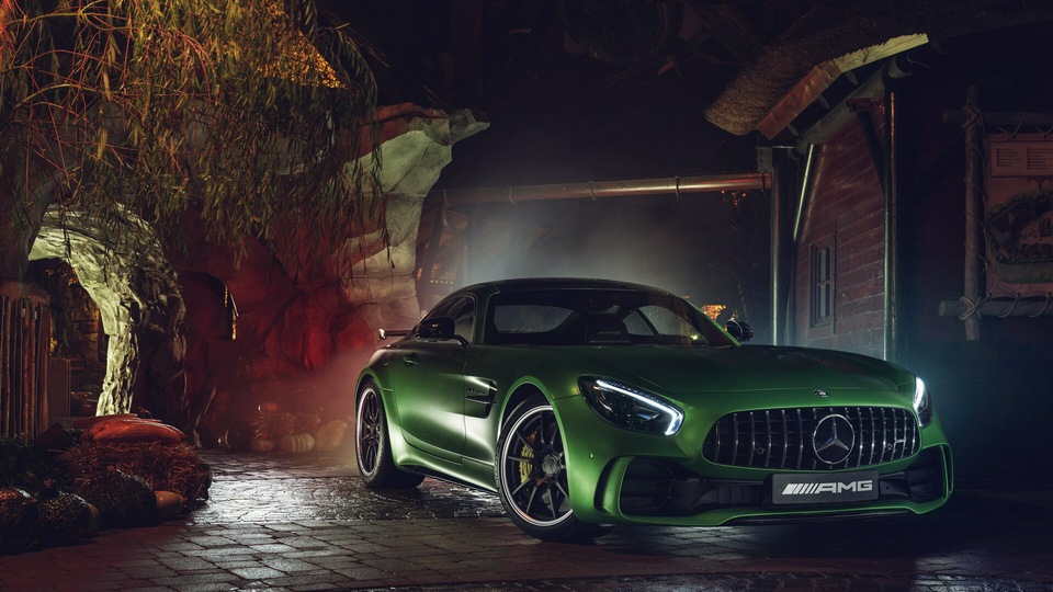 Зеленый Mercedes AMG GT R