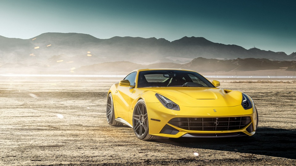 Желтый Ferrari F12