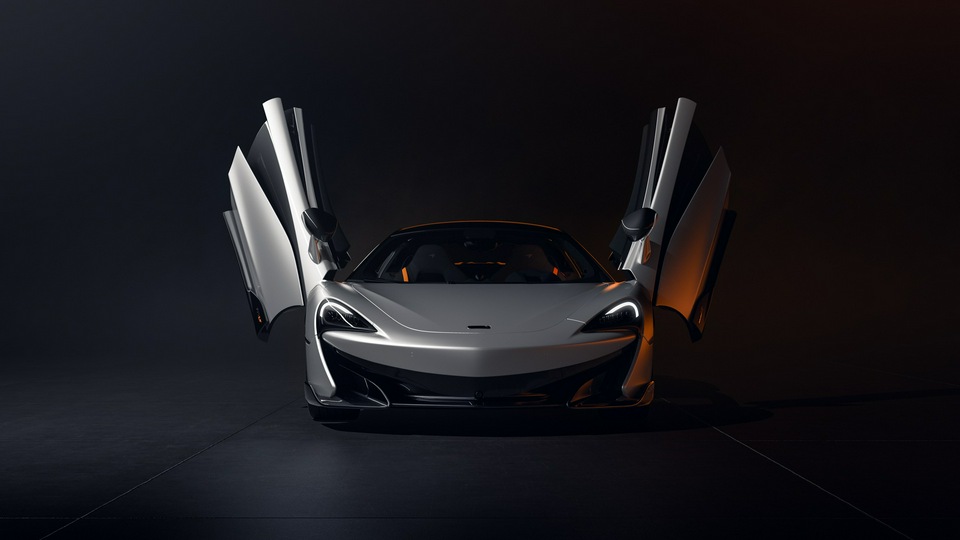 Окна McLaren 600LT подняты