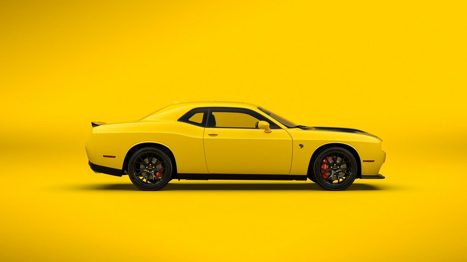 Желтый Dodge Challenger SRT