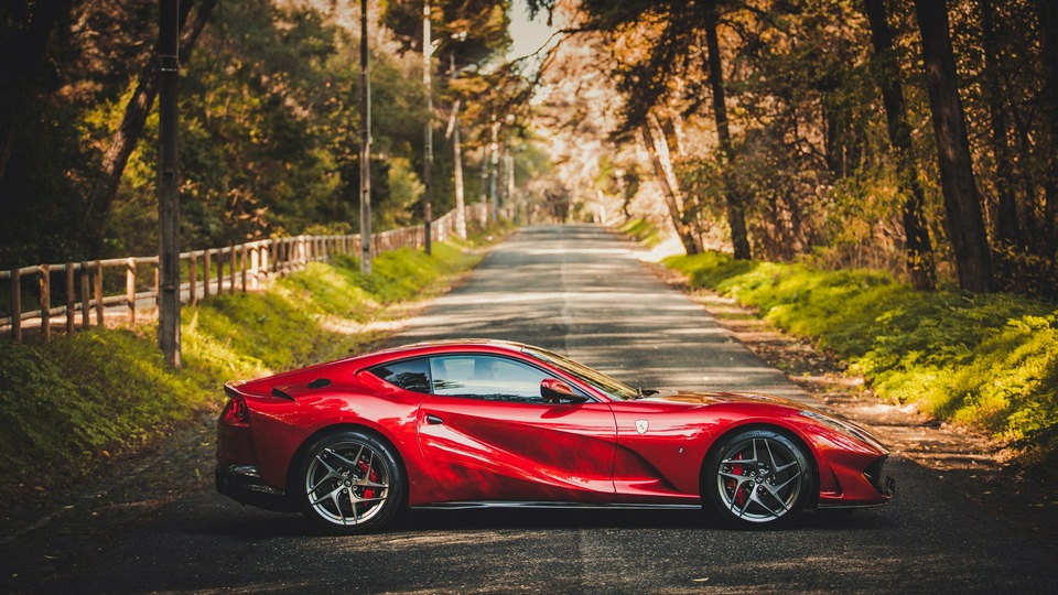 Сверхбыстрый автомобиль Ferrari 812