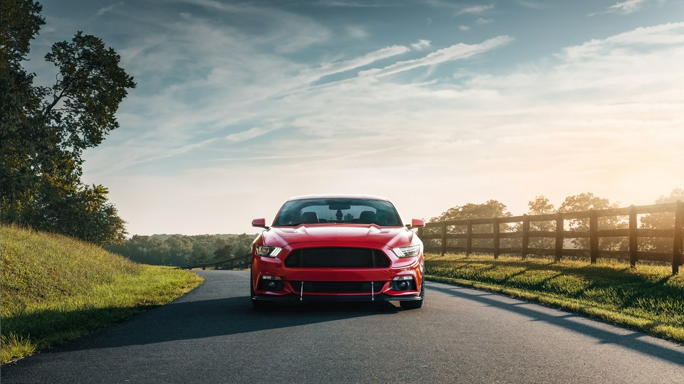 Ford Mustang GT спереди