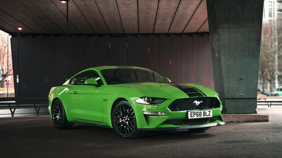 Зеленый Ford Mustang GT Fastback 2019