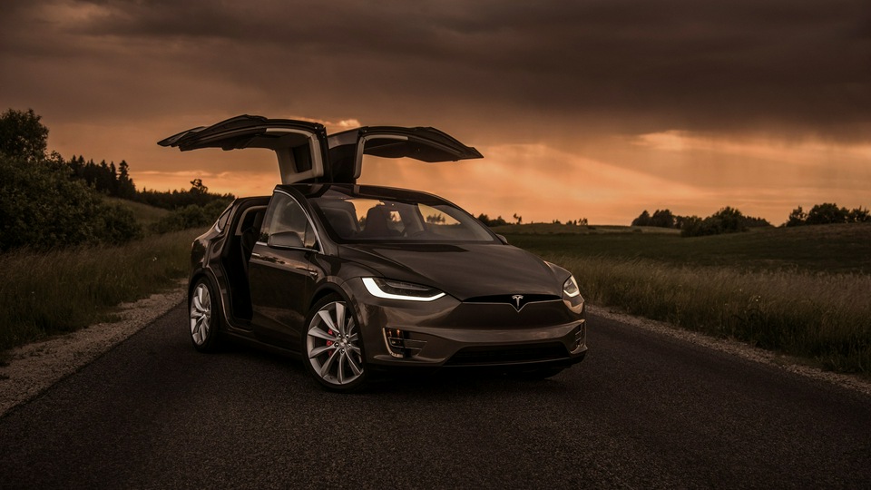 Передняя часть Tesla Model X