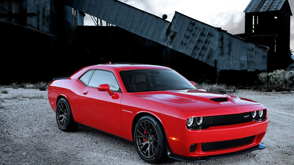 Красный Dodge Challenger Srt