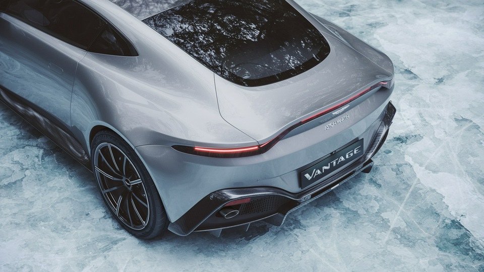 Ледяной Aston Martin Vantage сзади 4k