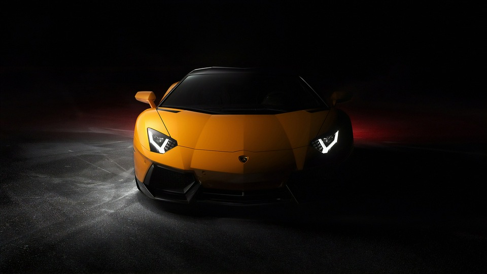 Желтый Lamborghini Aventador спереди