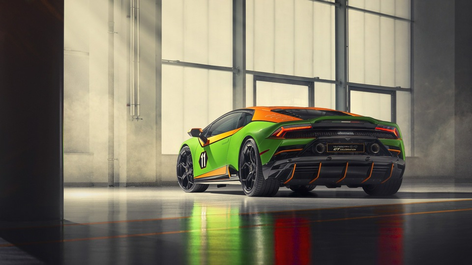 2020 Lamborghini Huracan Evo GT сзади