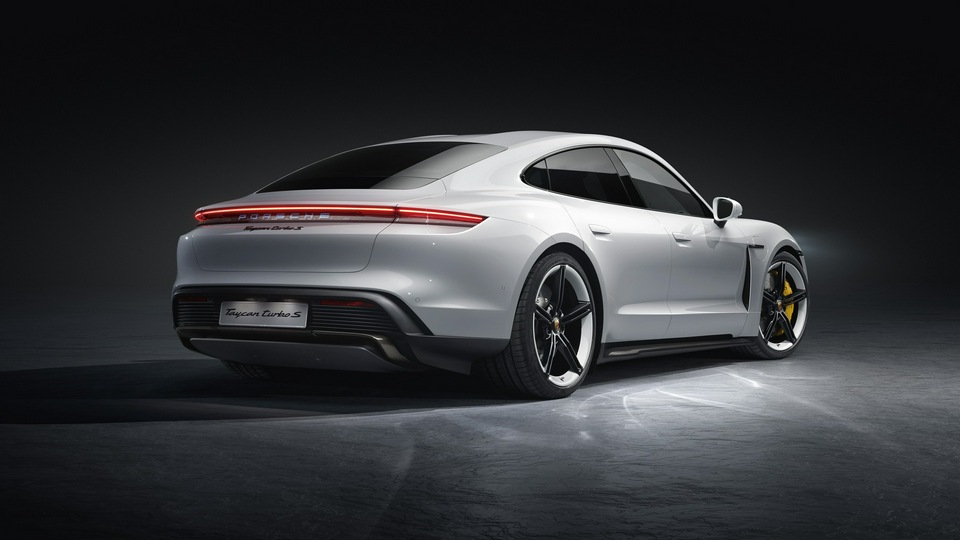 Porsche Taycan Turbo S 2019 сзади