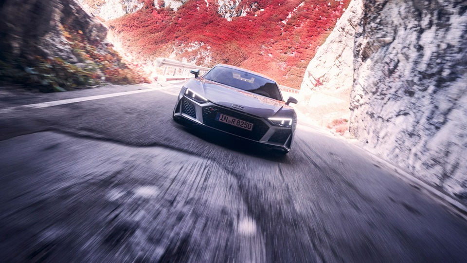 Серебристый Audi R8