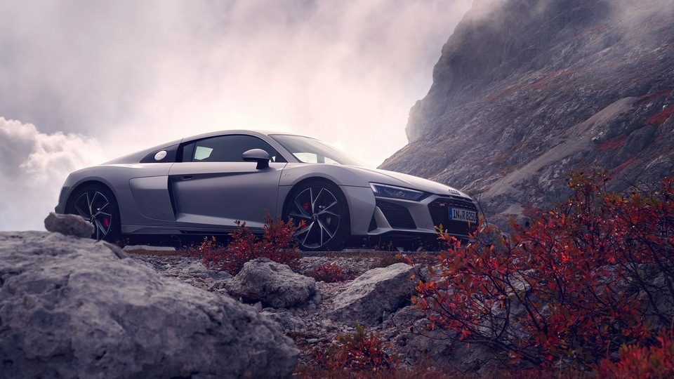 Серебристый Audi R8 2019