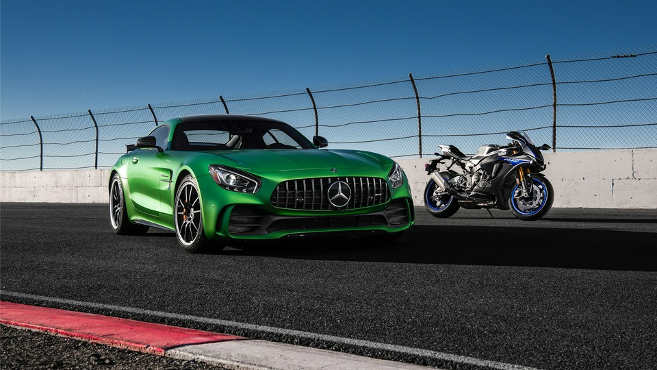 Mercedes Amg Gtr и Yamaha R1