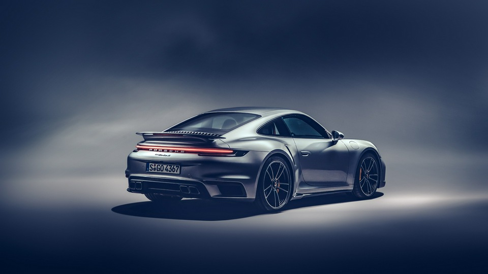 2021 Porsche 911 Turbo S Вид сзади