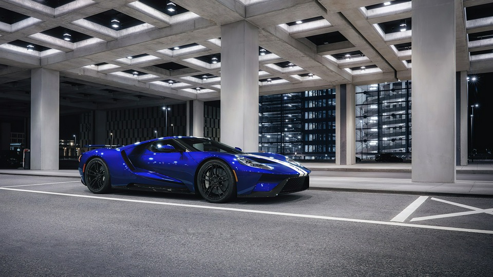 Синий Ford Gt