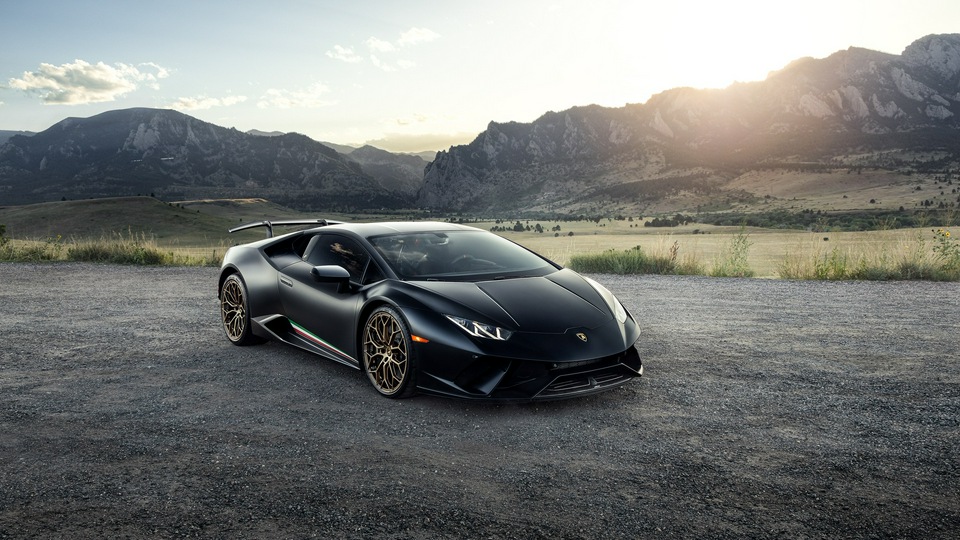 Черный Lamborghini Huracan 2020