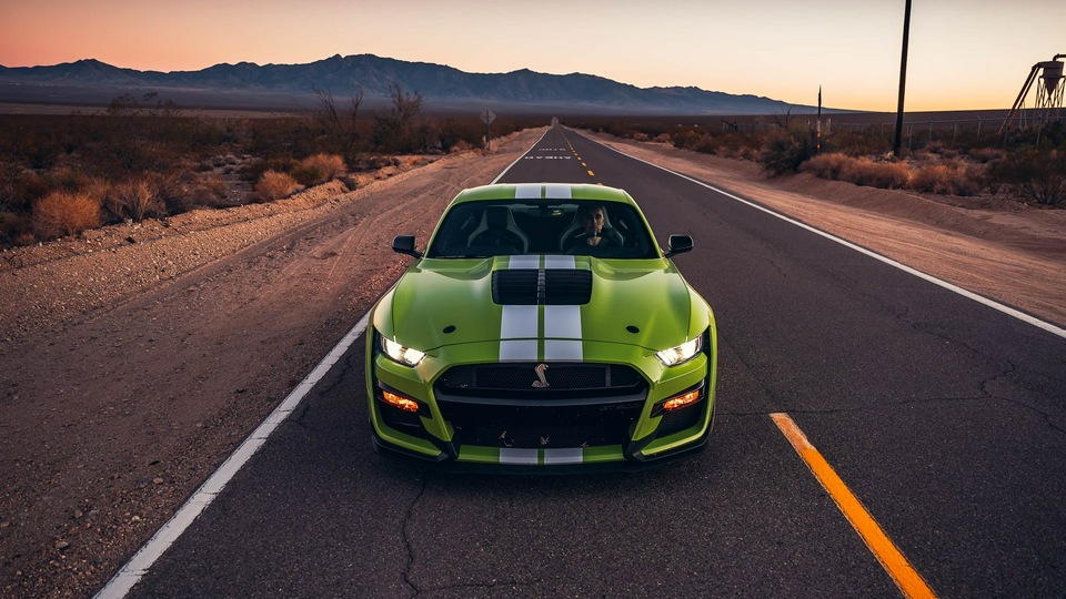 Ford Mustang Shelby GT500 спереди