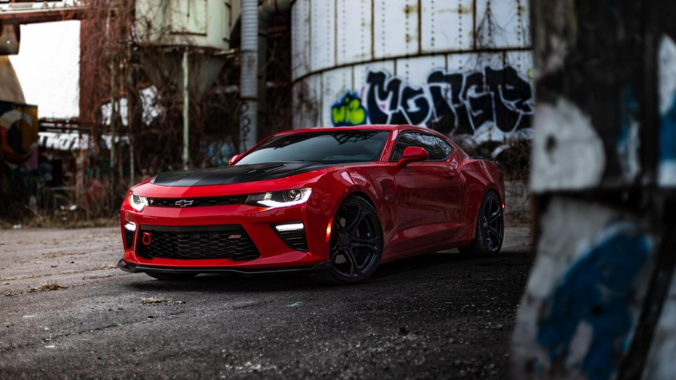 Красный Chevrolet Camaro 8k