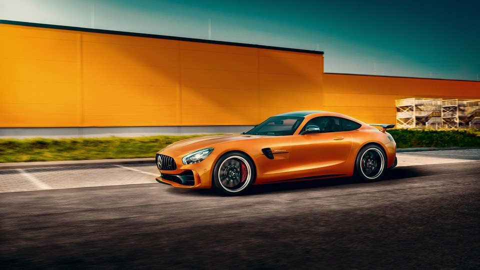 Оранжевый Mercedes Benz Amg GT