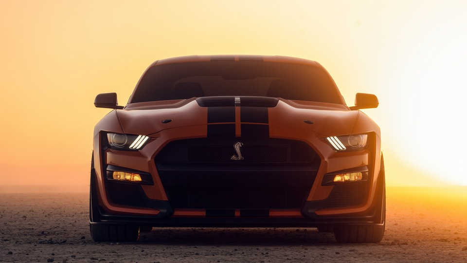 Желтый Ford Mustang Shelby Gt500