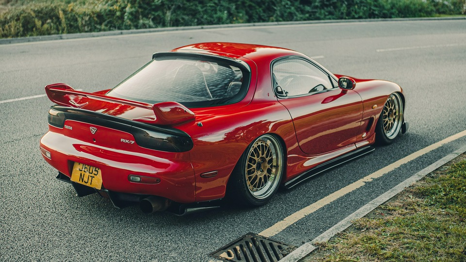 Красная Mazda Rx7