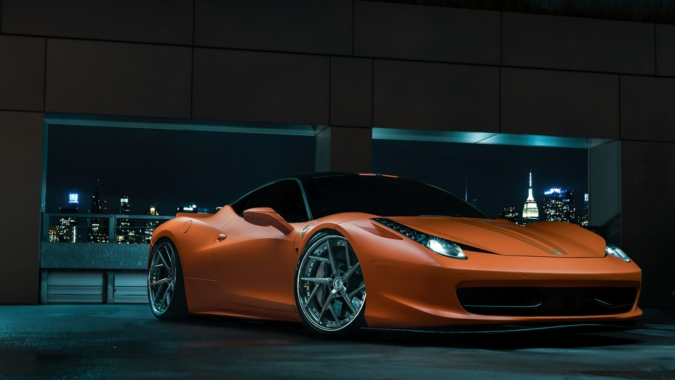 Ferrari 458 оранжевого цвета 5k